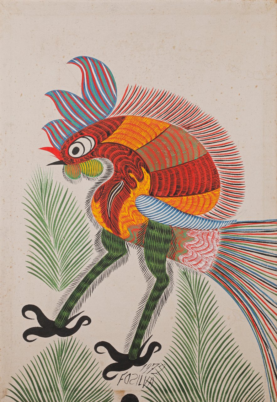 一只华饰的公鸡独立于米色背景之上，冠有条纹，长尾舒展。皇家公鸡，奇科·达席尔瓦，1972，布面水粉。