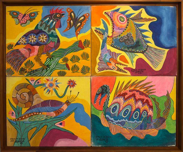 木盒画框内的四幅小画:一只冠羽鸟、两条奇异的鱼和一只蜗牛,衬在浓烈的暖色底上。奇幻动物,奇科·达席尔瓦(加西亚绘),2005–2006,布面丙烯。