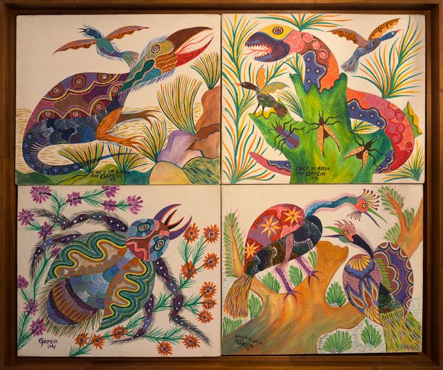 木盒画框内的四幅小画：两只似龙的生物、一只大昆虫和两只鸟。奇幻动物，奇科·达席尔瓦（加西亚绘），2004–2006，布面丙烯。