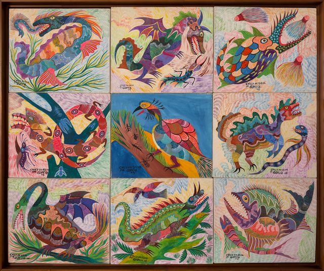 木盒画框内的九幅小画：几条龙、几条海蛇、奇异的鱼，以及一只衬在蓝底上的冠羽鸟。奇幻动物，奇科·达席尔瓦（加西亚绘），2005–2006，布面丙烯。